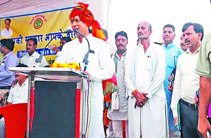 पहले अधिकारियों को मंच पर बुलाकर पूछे ये प्रश्न,फिर दिए ये खास निर्देश