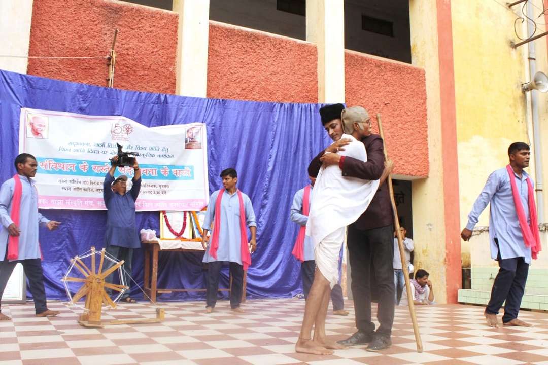 विश्व शांति दिवस पर गांधी पर आधारित नाटक का मंचन
