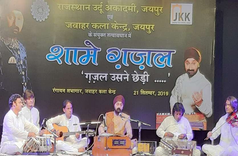 यूं तो क्या क्या नज़र नहीं आता...कोई तुमसा नज़र नहीं आता... यूं तो क्या क्या नज़र नहीं आता...कोई तुमसा नज़र नहीं आता...