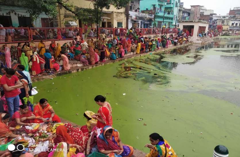 Jiutia vrat-2019 पर काशी के गंदे सरोवरों में पूजन को बाध्य श्रद्धालु महिलाएं Jiutia vrat-2019: बच्चों की लंबी आयु के लिए काशी के गंदे सरोवरों में पूजन को विवश श्रद्धालु माताएं