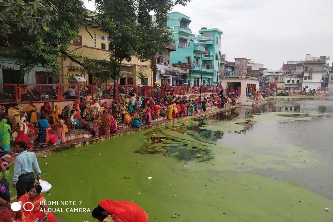 Jiutia vrat-2019 पर काशी के गंदे सरोवरों में पूजन को बाध्य श्रद्धालु महिलाएं