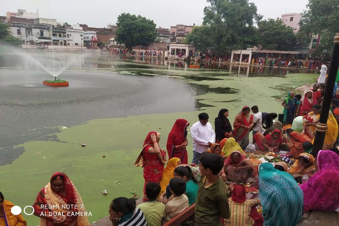 Jiutia vrat-2019 पर काशी के गंदे सरोवरों में पूजन को बाध्य श्रद्धालु महिलाएं
