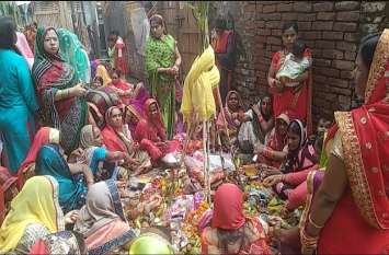 Jiutia vrat worship crowds of devotees gathered at Lakshmikund जिउतिया व्रत अनुष्ठान को काशी के लक्ष्मी कुंड सरोवर पर उमड़ी श्रद्धालु महिलाओं की भीड़