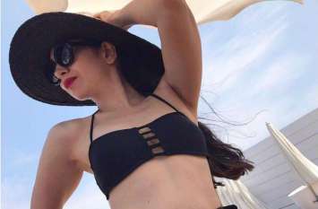 Bollywood Actress Karishma Kapoor hot Pictures 45 की उ्रम में भी कहर बरपा रही हैं करिश्मा कपूर, तस्वीरें देख बेकाबू हुए फैंस