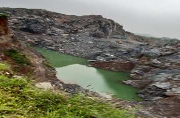Illegal mining , Mountains sieve for Cheja stone in Kotputli कोटपूतली में चेजा पत्थर के लिए पहाडिय़ां छलनी, गहरे खनन से निकल आया पानी