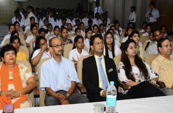 Lecture at Dr.KNModi University डॉ.के.एन.मोदी विश्वविद्यालय में स्मार्ट बिजनेस डिसीजन पर हुआ व्याख्यान
