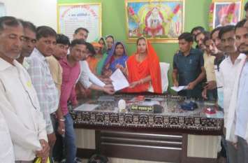 GP assistants and student friends had submitted a memorandum कार्यकाल बढ़ाने एवं बकाया भुगतान दिलवाने की मांग को लेकर प्रधान को सौंपा ज्ञापन
