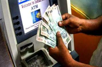 police busted fraud gang and arrested 2 accused युवक ने नहीं बनवाया था डेबिट कार्ड फिर भी ATM से निकल गये सवा करोड़ रुपये- देखें वीडियो