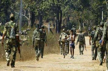 Dantewada assembly bypoll: Naxal killed by 10th student in bijapur दंतेवाड़ा उपचुनाव से एक दिन पहले नक्सलियों दसवीं के छात्र को उतारा मौत के घाट, दहशत में लोग