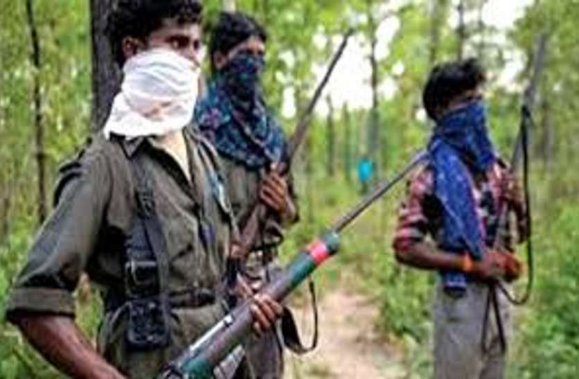 दसवीं के छात्र को मुखबिर बता नक्सलियों ने कर दी हत्या, डर के मारे परिजन नहीं कर रहे शिकायत दसवीं के छात्र को मुखबिर बता नक्सलियों ने कर दी हत्या, डर के मारे परिजन नहीं कर रहे शिकायत