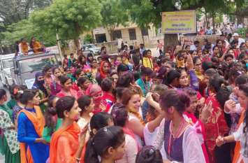 nsui vijay julus in neem ka thana एनएसयूआई ने विजयी जुलूस निकाला