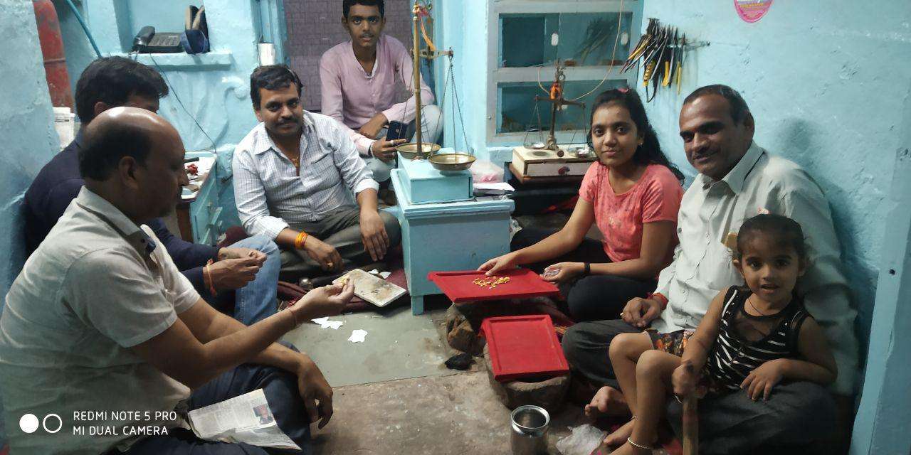 किसी ने चलाया मेडिकल स्टोर्स, तो किसी ने जांची सोने की शुद्धता