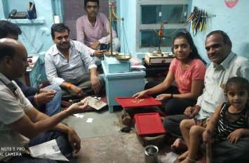 bitiya in office neemuch news किसी ने चलाया मेडिकल स्टोर्स, तो किसी ने जांची सोने की शुद्धता