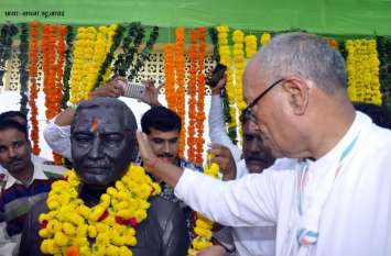 Neemuch Digvijay singh News 15 वर्षों से नंगे पैर चल रहे खाकरमल की कसम पूरी होने पर सिंह ने पहनाई चप्पल