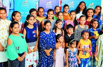 Daughters reached parents' office, proud to know their work ... बेटियां पहुंची माता-पिता के ऑफिस, उनके कार्य जानकर हुआ गर्व...