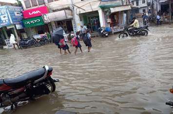 Water filled in shops and houses all around due to rain बारिश से चारों तरफ मुख्य बाजारों व कॉलोनियों में पानी जमा हुआ पानी, किसानों के चेहरे पर छाई मायूसी