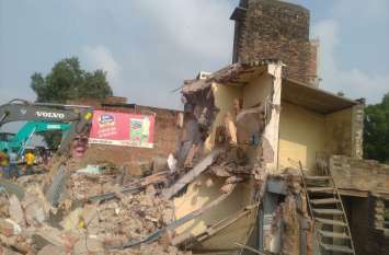 Homes and shops Demolished in Rajatlab name of development त्योहार के दिन भी नहीं बख्शा, जीवित पुत्रिका व्रत के निर्जला उपवास के रोज महिलाओं को किया बेघर