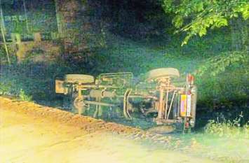 Jeep fell into drain, driver injured जीप नाले में गिरी, बाल-बाल बचे लोग