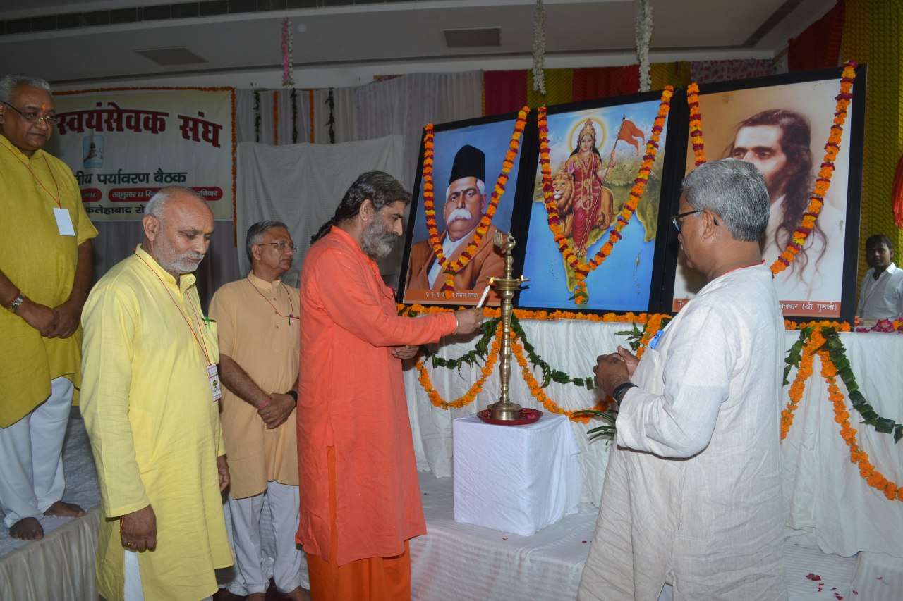 पेड़ लगाओ, पानी बचाओ व पॉलीथिन हटाने पर स्वयंसेवकों ने किया मंथन