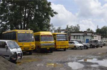 There is no space for parking, so school buses standing on road पार्किंग के लिए जगह नहीं इसलिए अब भी सड़कों पर खड़ी हो रहीं हैं स्कूल बस