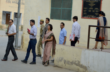 divisional commissioner came to sikar and got complaint against police पुलिस लाठीचार्ज की जांच के लिए आए संभागीय आयुक्त के सामने छात्रा ने प्राचार्य पर लगाए गंभीर आरोप, डीएसपी, कोतवाल, एसआइ के हुए बयान