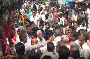 Fight between two groups in rajsamand : Clash between two groups एक ही समाज के दो गुटों में चले लात-घूसे, रोड जाम