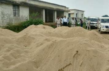 Action of Singrauli Mineral Department एक तरफ उत्खनन जारी, दूसरी ओर भंडारण जब्ती, चितरंगी में 1372 घन मीटर रेत जब्त