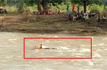 Rain Incident: Tractor Drivers Drowned in Brahmani River at Rawatbhata तरबूजों से भरी ट्रैक्टर-ट्रॉली ब्रह्माणी नदी में डूबी, 2 मजदूरों ने तैरकर बचाई जान, चालक उफान में बहा, तलाश जारी