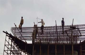 Employees working without safety equipment सुरक्षा को रख दिया ताक पर, बिना हेलमेट व शेफ्टी बेल्ट के कर रहे कर्मचारी काम