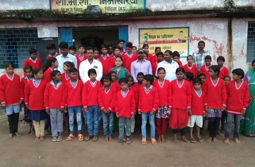 विदिशा। शिक्षकों द्वारा वितरित किए गए स्वेटर पहने स्कूली बच्चे। डीपीसी को स्कूल में अनुपस्थित मिले शिक्षक तो सजा के तौर पर बच्चों को वितरित करवाए स्वेटर