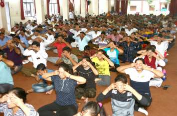 RSS Organized yoga kumbh in Agra latest news RSS ने कहा- स्वस्थ और तनाव मुक्त रहना है तो योग करो