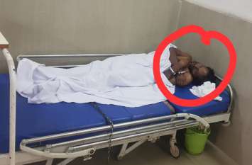 Late night young man started acting like crazy युवक देर रात ट्रांसफार्मर पर चढ़कर करने लगा पागलों जैसी हरकत, मकान मालिक पर चलाया चाकू, काबू कर रहे पुलिस बल को भी दांत से काटा, फिर...