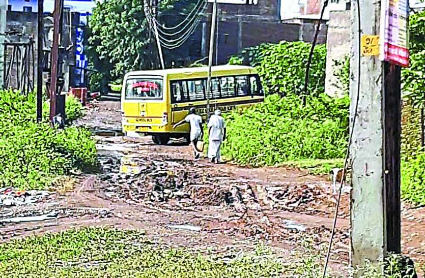बच्चों से भरा स्कूली वाहन कीचड़ में फंसा, बड़ा हादसा टला बच्चों से भरा स्कूली वाहन कीचड़ में फंसा, बड़ा हादसा टला