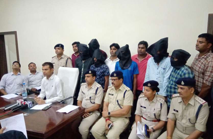 नशे में चूर 10 अय्याश रहीसजाद लड़कों ने गांव के एक भोले भाले लड़के को दी ऐसी तालिबानी सजा की देखने वालों की रूह कांप गई नशे में चूर 10 अय्याश रहीसजाद लड़कों ने गांव के एक भोले भाले लड़के को दी ऐसी तालिबानी सजा की देखने वालों की रूह कांप गई