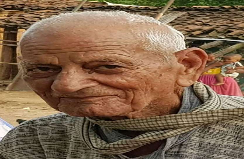नहीं रहे आदिवासी बच्चों के मसीहा डॉक्टर पीडी खैरा, अंतिम दर्शन के लिए अस्पताल में लगा लोगों का तांता नहीं रहे आदिवासी बच्चों के मसीहा डॉक्टर पीडी खैरा, अंतिम दर्शन के लिए अस्पताल में लगा लोगों का तांता