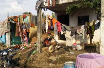 Infection: Officers arrived after three deaths, people in panic Infection: तीन मौतों के बाद पहुंचे अधिकारी, लोग दहशत में, देखें वीडियो