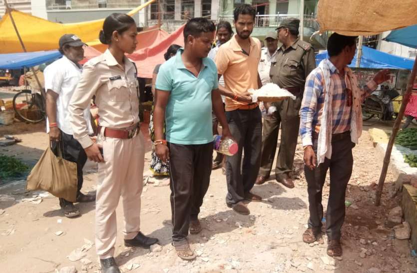 वन अमला में इतवारी बाजार में दी दबिश, 40 किलो करील जब्त वन अमला में इतवारी बाजार में दी दबिश, 40 किलो करील जब्त