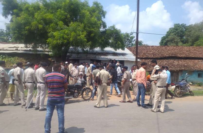 मां संग बाजार आई थी बच्ची, सड़क क्रॉस करने के दौरान पेट्रोल टैंकर वाहन की चपेट में आई बच्ची, हुई मौत... मां संग बाजार आई थी बच्ची, सड़क क्रॉस करने के दौरान पेट्रोल टैंकर वाहन की चपेट में आई बच्ची, हुई मौत...