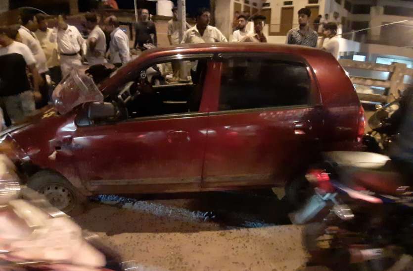 Car hit two vehicles ब्रिज में कार ने दो वाहनों को मारी टक्कर, बालिका हुई घायल...