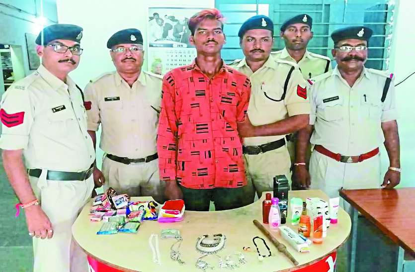अनोखा चोर, पहले घर में घुसकर सोने-चांदी के गहनों पर करता हाथ साफ, फिर सामान तोड़कर निकालता गुुस्सा अनोखा चोर, पहले घर में घुसकर सोने-चांदी के गहनों पर करता हाथ साफ, फिर सामान तोड़कर निकालता गुुस्सा