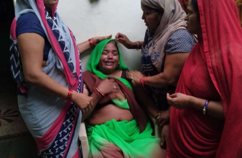Entered into the house, mother and daughter made hostage, jewelry, cash looted, news in hindi, mp news, dabra news घर में घुसकर मां-बेटी को बनाया बंधक, गहने, नकदी लूटी
