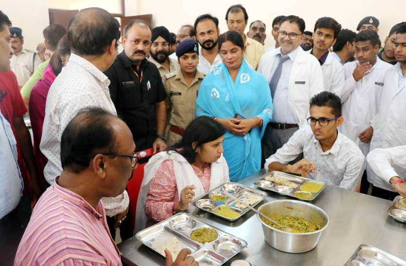 Worm found in the food of medical college students मेडिकल कॉलेज के छात्रों के खाने में मिली इल्ली, प्रबंधन पर भड़की मंत्री