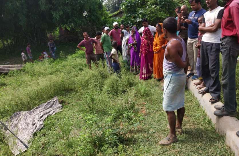 Teenager's body found near home in suspicious condition संदिग्ध अवस्था में घर के पास मिली किशोरी की लाश