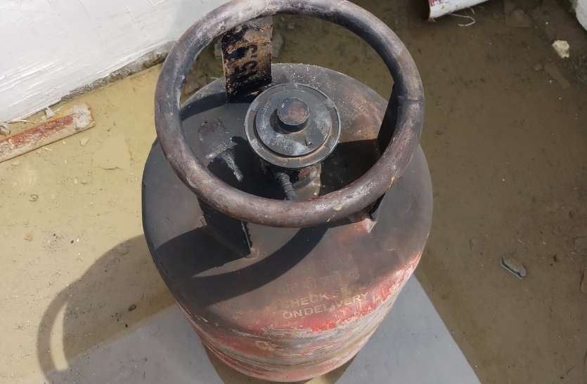 The constable showed fire, put down a blanket and called a burning cyl आरक्षक ने दिखाई जांबाजी, गीला कम्बल डालकर जलते सिलेंडर की बुलाई आग
