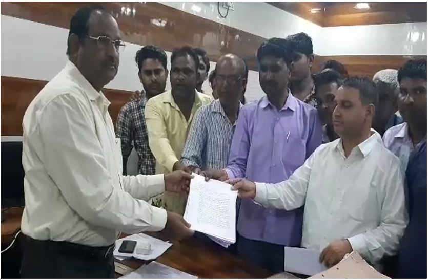 Demonstration on the demand for crop compensation, memorandum submitted in Bhilwara फसल मुआवजे की मांग को लेकर किया प्रदर्शन, सौंपा ज्ञापन
