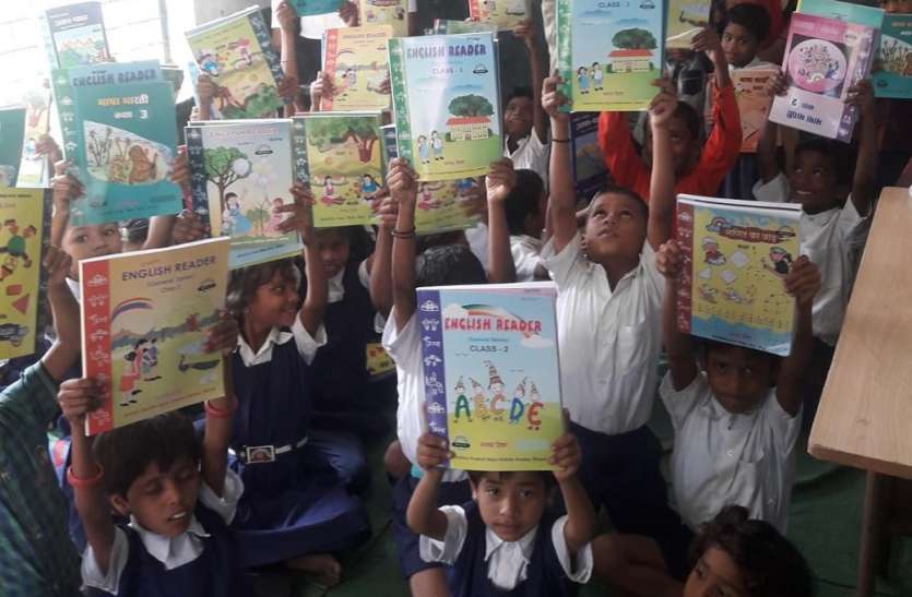 नवाचार के माध्यम से दे रहे नौनिहालों को शिक्षा नवाचार के माध्यम से दे रहे नौनिहालों को शिक्षा