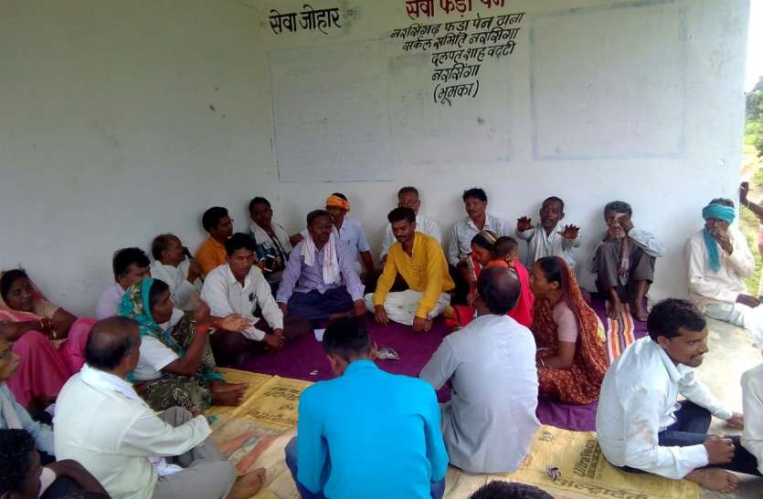 सामाजिक बैठक में हल किया पति-पत्नी का विवाद सामाजिक बैठक में हल किया पति-पत्नी का विवाद