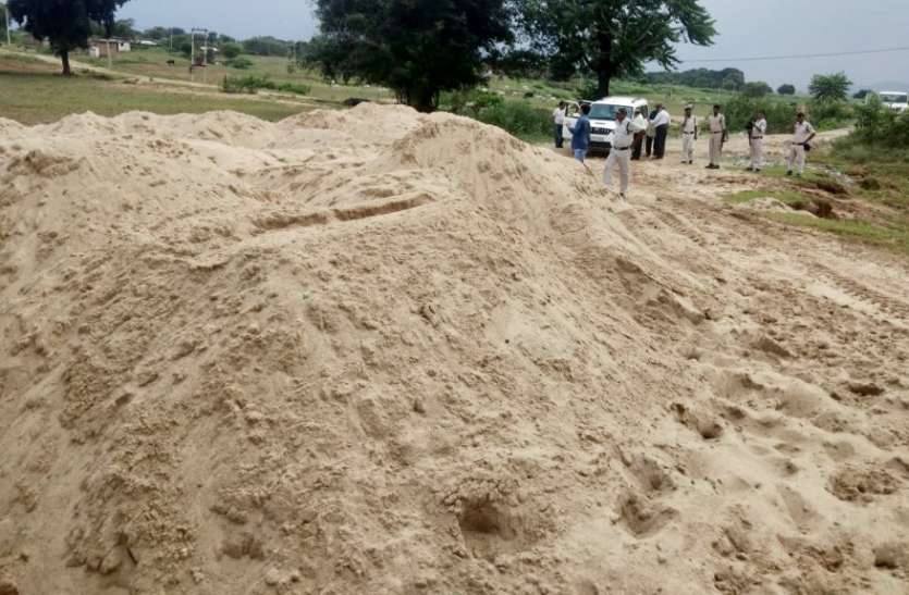 Mineral officer are not ready to stop illegal sand mining in Singrauli संकट में सोन घडिय़ाल, रेत खनन पर रोक लगाने अधिकारियों ने किया इंकार
