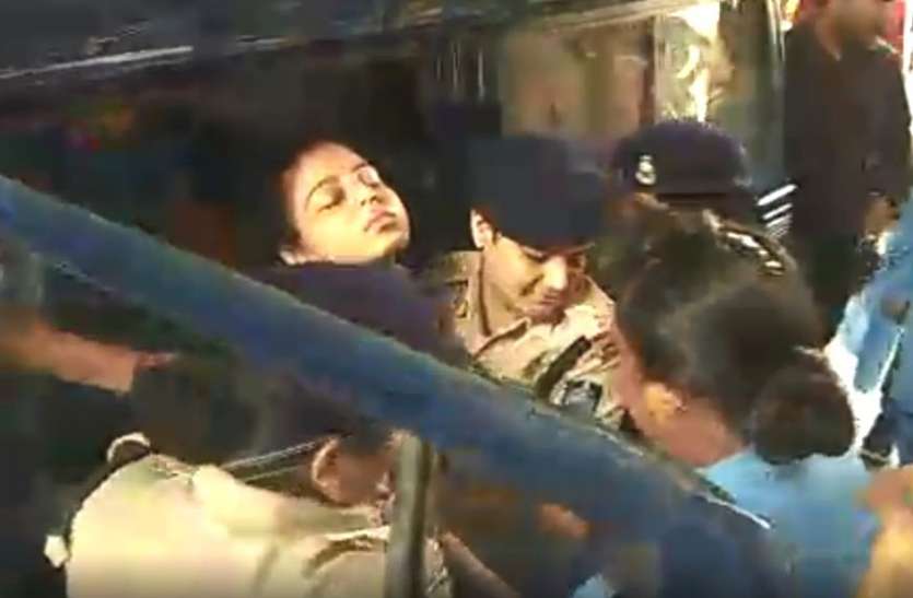 Breaking VIdeo : थाने में आरती फिर हुई बेहोश, अस्पताल लेकर भागी पुलिस Breaking Video : थाने में आरती फिर हुई बेहोश, अस्पताल लेकर भागी पुलिस