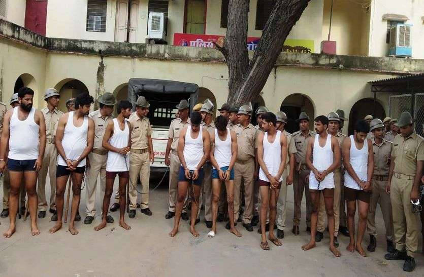 Papla Gujjar Gang : Alwar Police Bring Papla Gujjar's Gang In Behror इन बदमाशों ने 15 दिन पहले दहाड़ते हुए बहरोड़ थाने पर की थी फायरिंग, अब वापस पहुंचे थाने, लेकिन बदल गई हालत